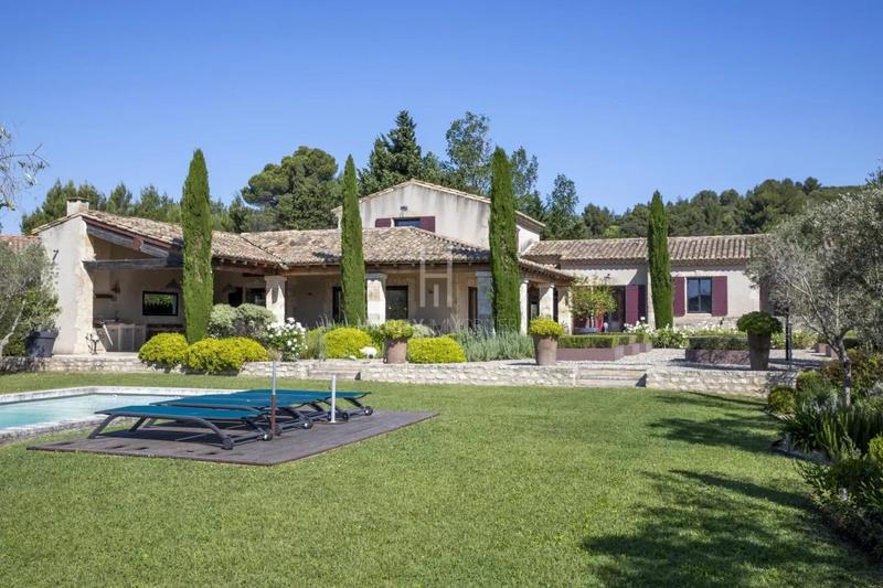 Propriété - 240 m² - 9 pièces