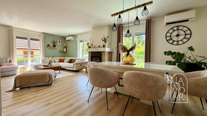 Maison traditionnelle - 193 m² - 9 pièces