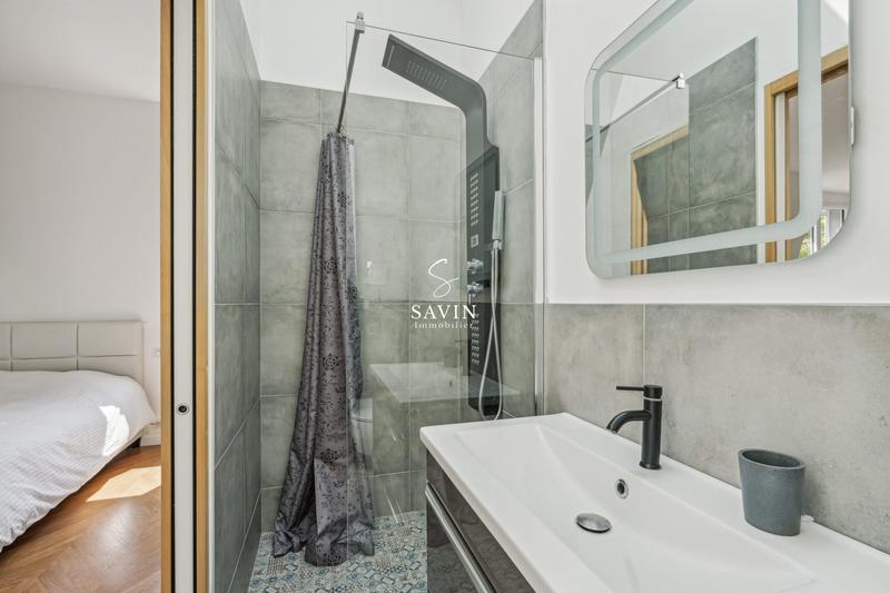 Maison - 247 m² - 8 pièces