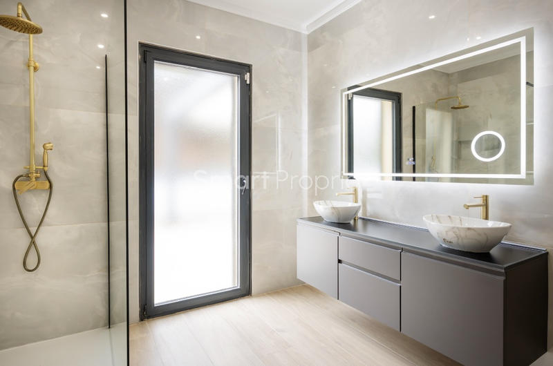 Propriété - 250 m² - 6 pièces