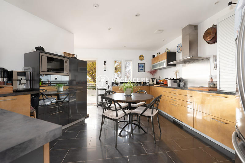 Maison - 325 m² - 10 pièces