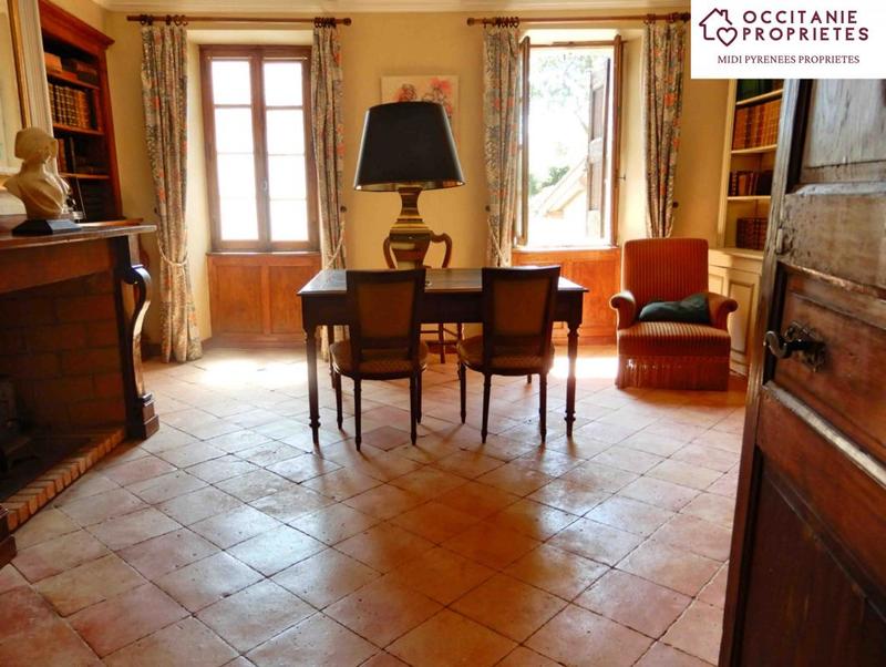 Demeure - 303 m² - 10 pièces