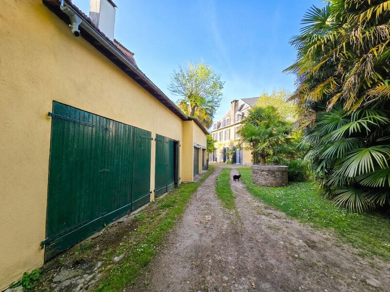 Maison - 484 m² - 18 pièces