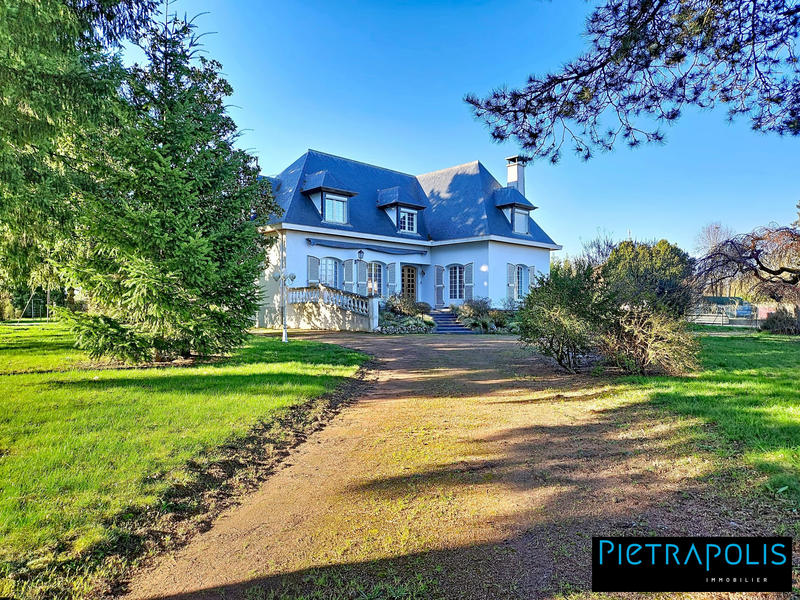 Maison traditionnelle - 220 m² - 7 pièces