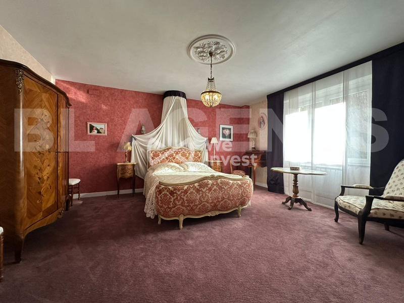 Maison - 270 m² - 8 pièces