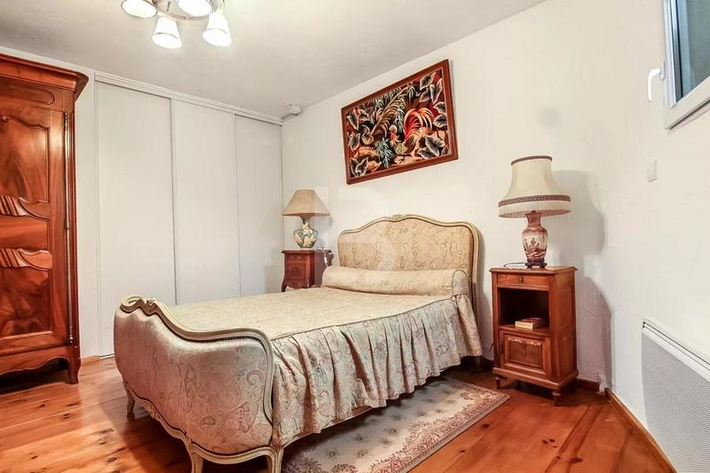 Maison - 238 m² - 9 pièces