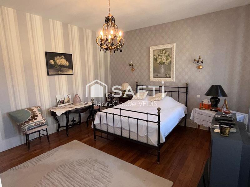 Maison - 280 m² - 10 pièces