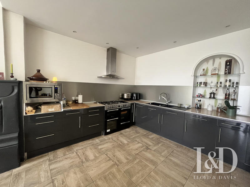 Maison - 323 m² - 10 pièces