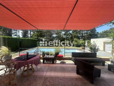 Maison traditionnelle - 270 m² - 9 pièces