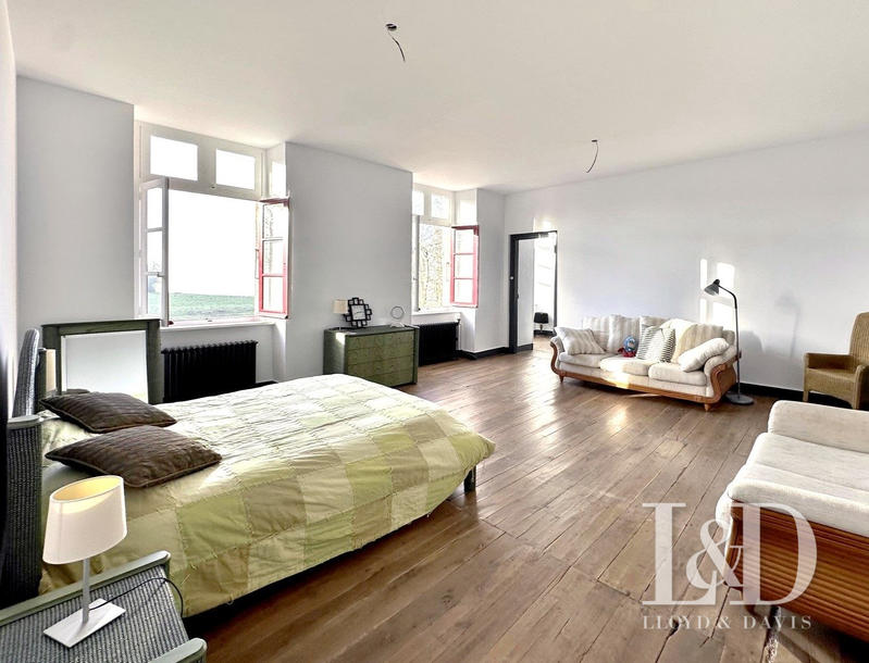 Maison - 660 m² - 25 pièces