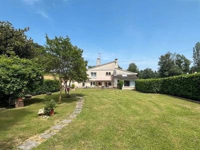 Maison - 200 m² - 10 pièces