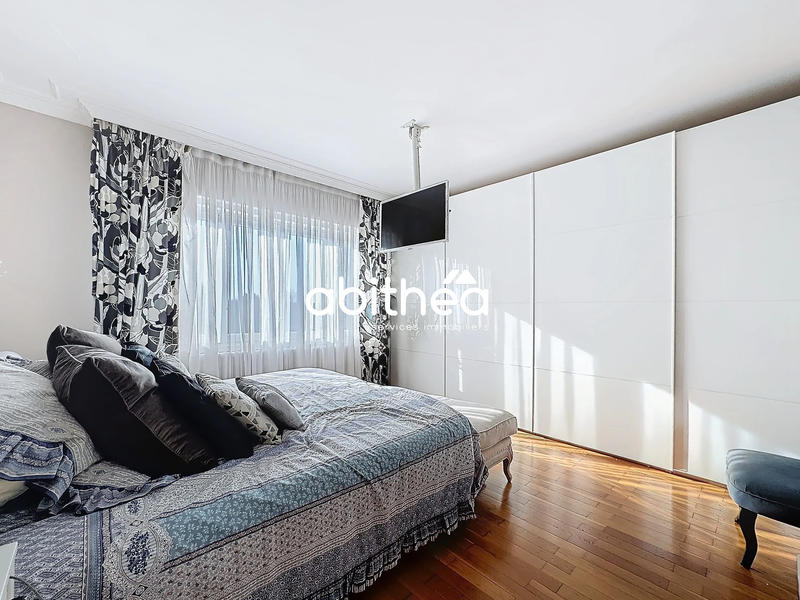 Maison - 233 m² - 7 pièces