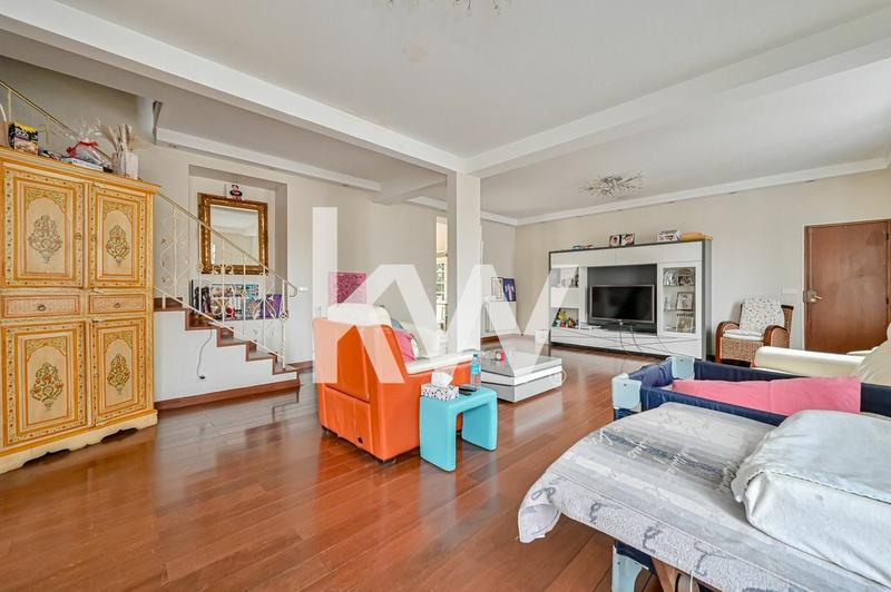 Maison - 230 m² - 8 pièces