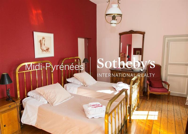 Maison - 1 200 m² - 12 pièces