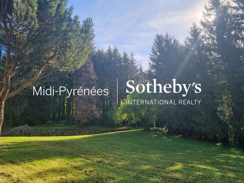 Maison - 552 m² - 11 pièces