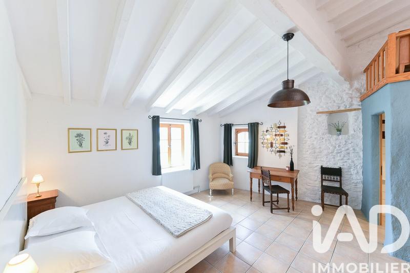 Maison - 1 200 m² - 37 pièces