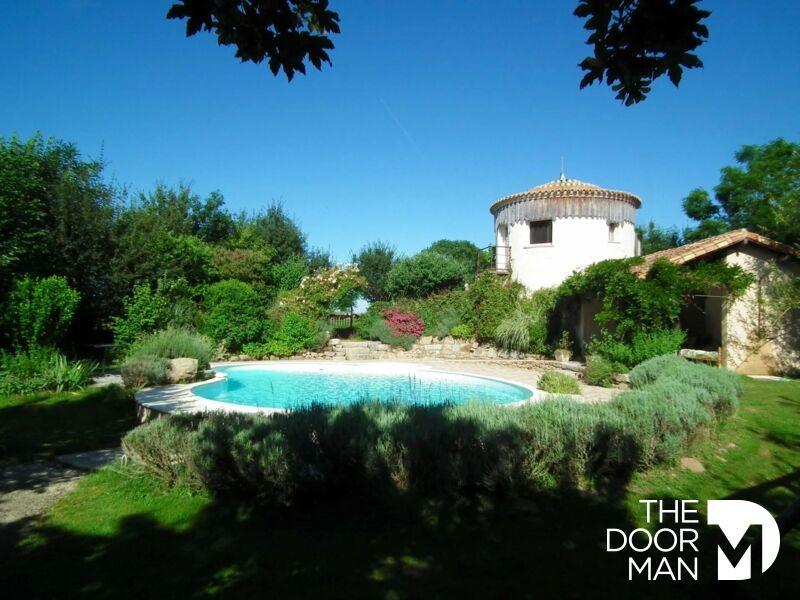 Propriété - 260 m² - 8 pièces