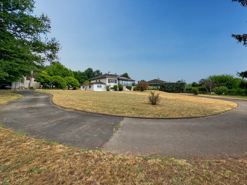 Maison - 250 m² - 8 pièces