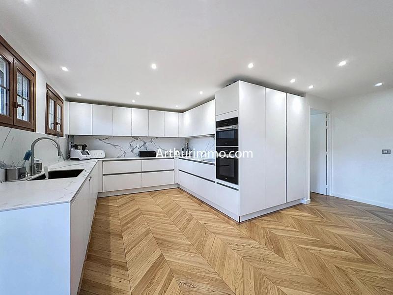 Maison - 232 m² - 9 pièces