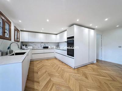 Maison - 232 m² - 9 pièces