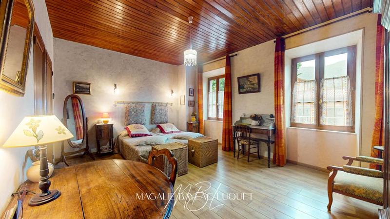 Maison - 216 m² - 10 pièces