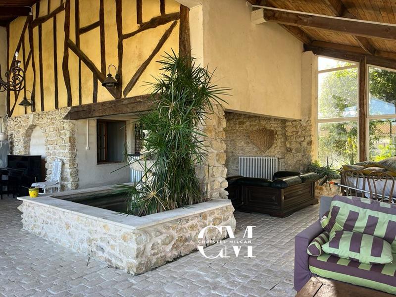 Maison - 585 m² - 8 pièces