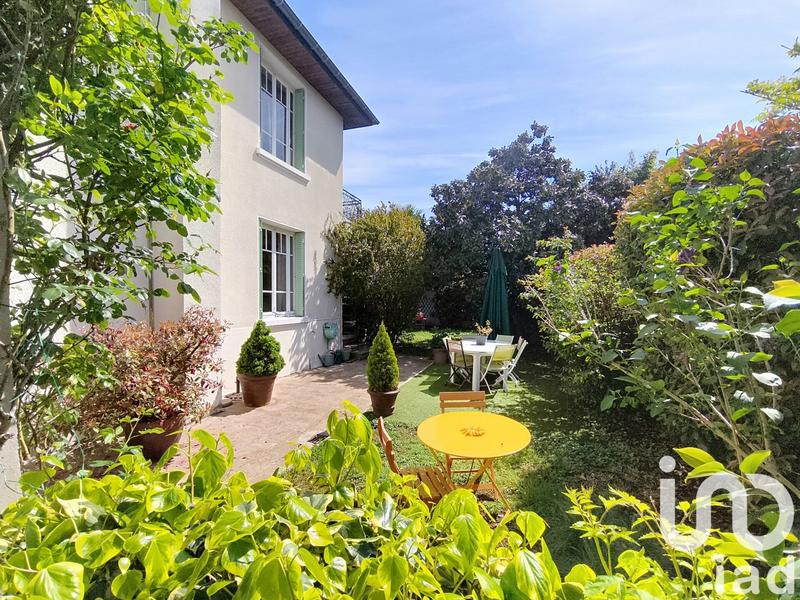 Maison - 243 m² - 8 pièces