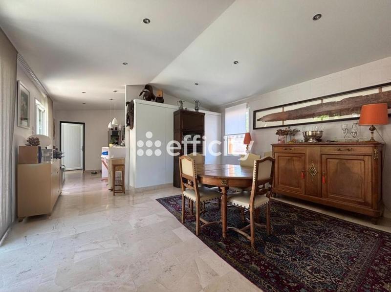 Maison - 220 m² - 6 pièces