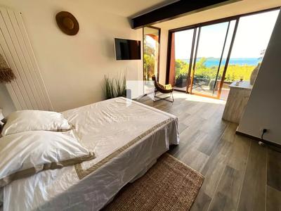 Maison - 241 m² - 6 pièces