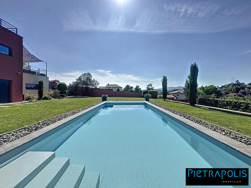 Maison contemporaine - 322 m² - 8 pièces