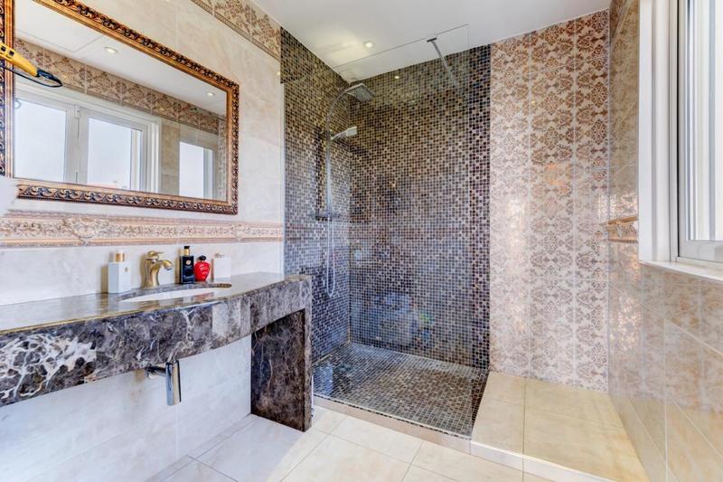 Villa - 303 m² - 7 pièces