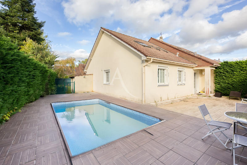 Maison - 213 m² - 8 pièces