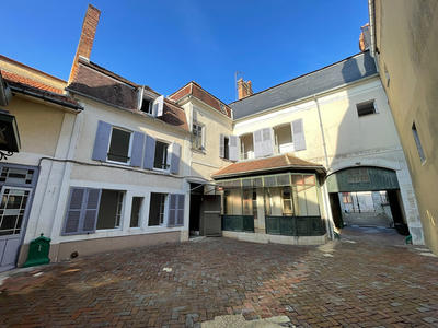 Demeure - 255 m² - 8 pièces