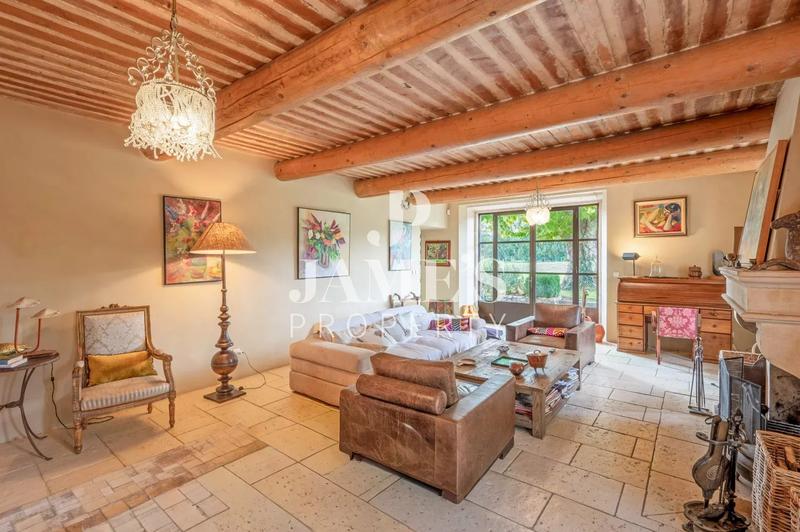 Maison - 300 m² - 7 pièces