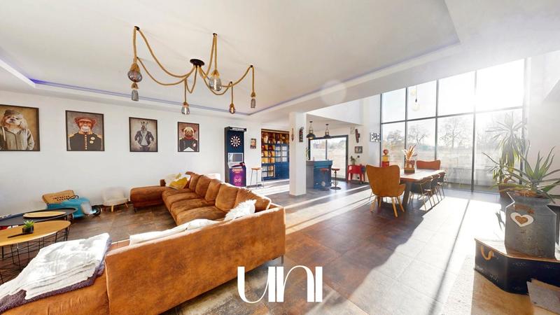 Maison - 317 m² - 9 pièces