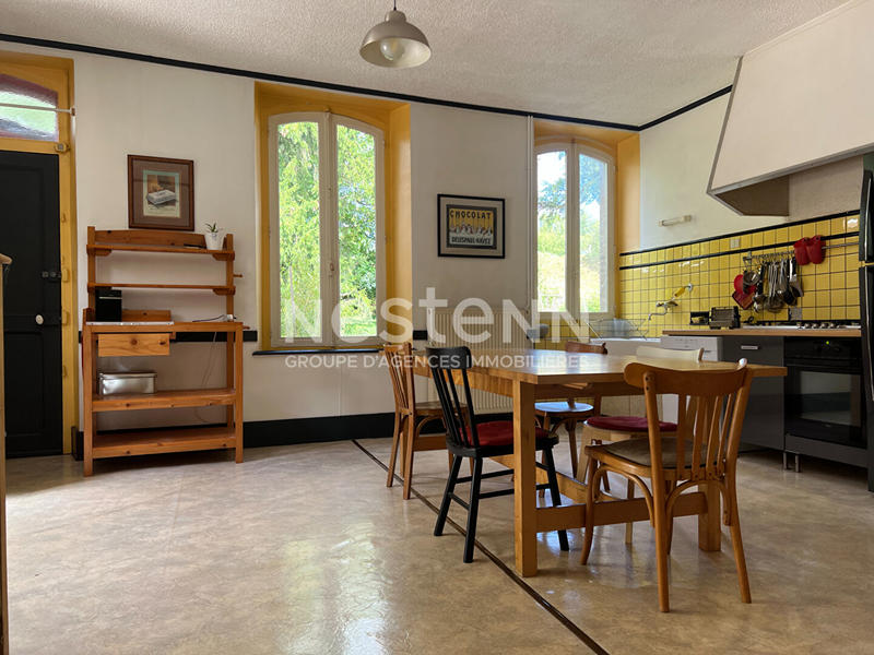 Maison - 221 m² - 7 pièces