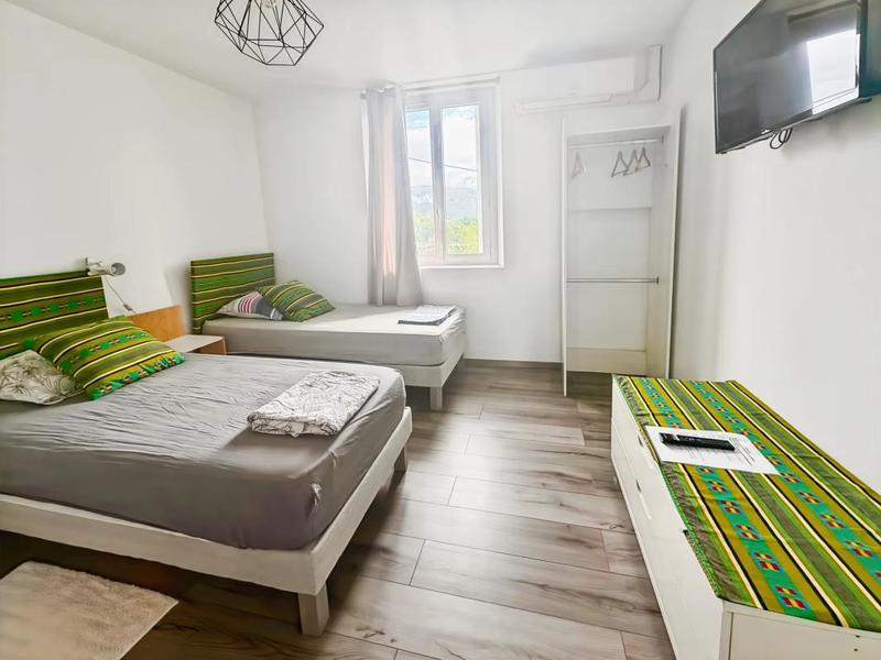 Maison - 235 m² - 10 pièces