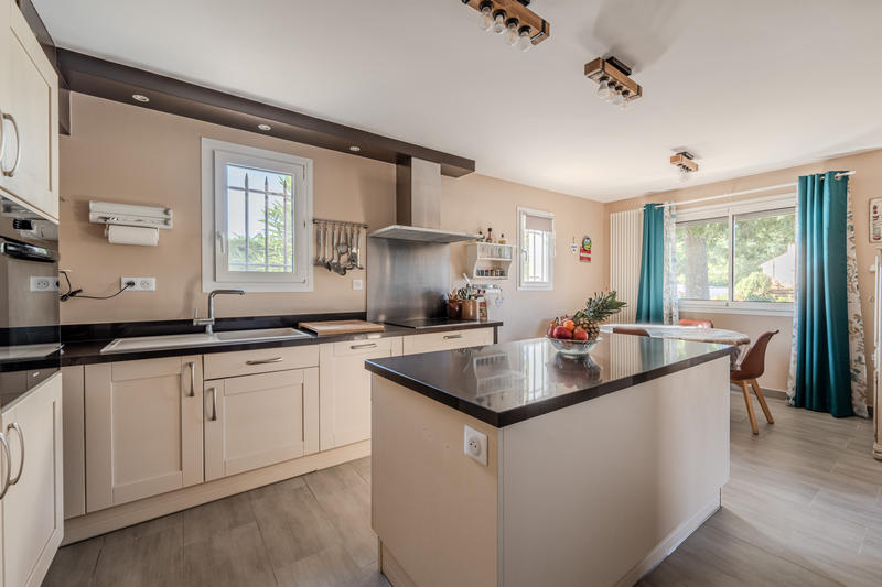 Propriété - 260 m² - 9 pièces