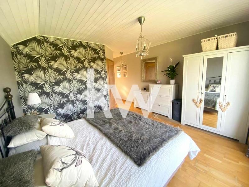 Maison - 223 m² - 8 pièces