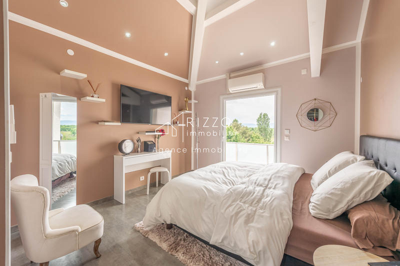 Maison - 242 m² - 8 pièces