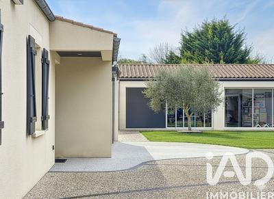 Maison - 212 m² - 8 pièces