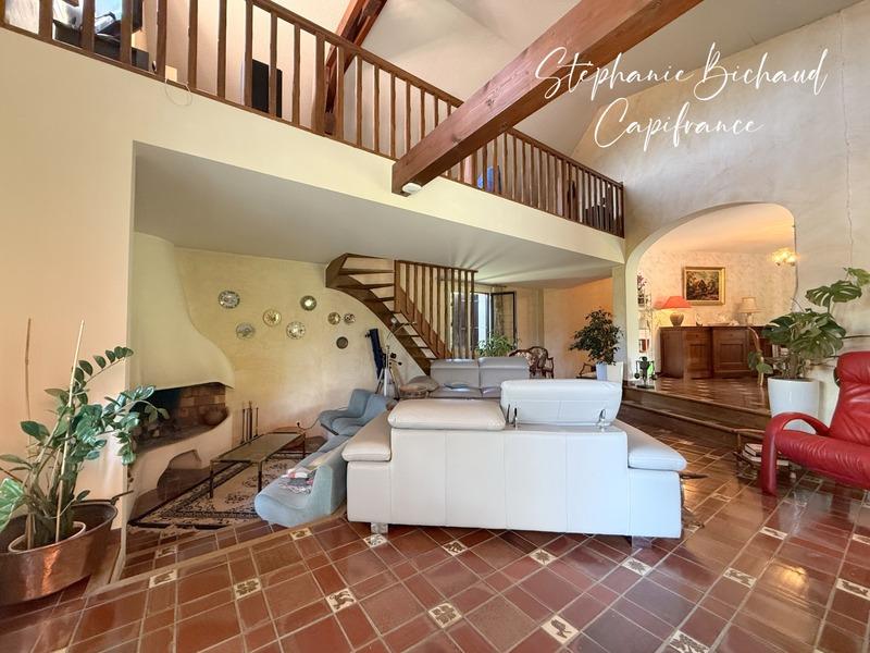 Maison - 212 m² - 7 pièces