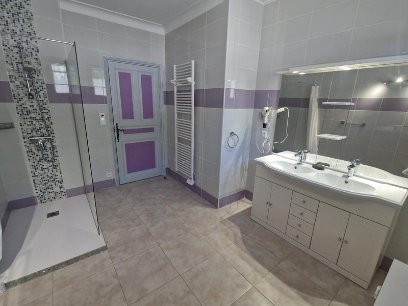 Maison - 340 m² - 12 pièces