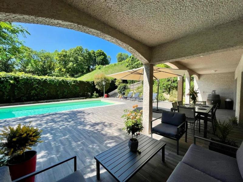 Maison - 327 m² - 8 pièces