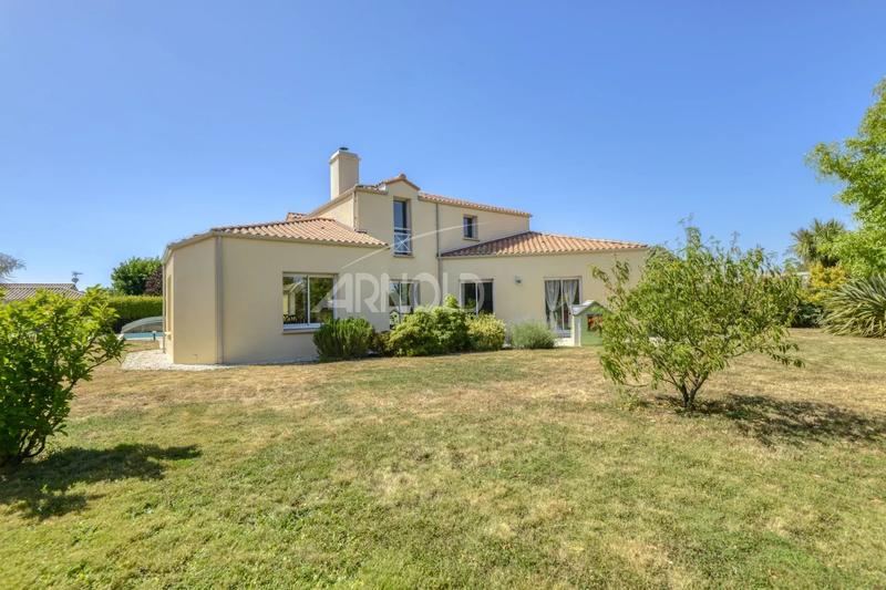 Maison - 236 m² - 8 pièces