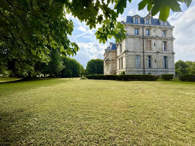 Château - 1 200 m² - 26 pièces