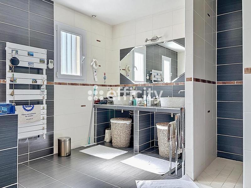 Villa - 290 m² - 9 pièces