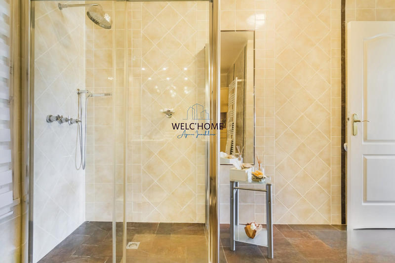 Maison - 242 m² - 10 pièces