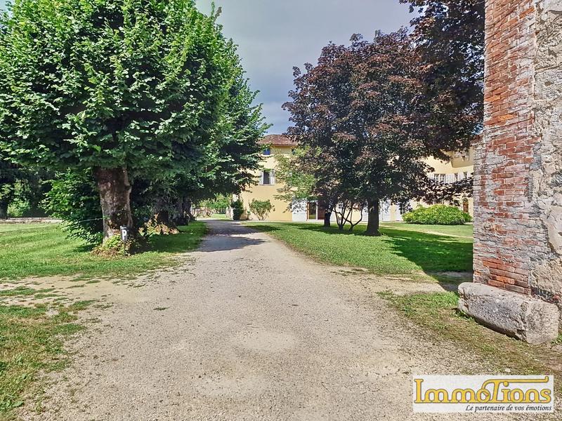 Propriété - 635 m² - 20 pièces