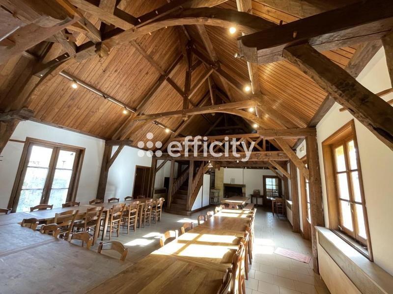 Maison - 1 875 m² - 67 pièces